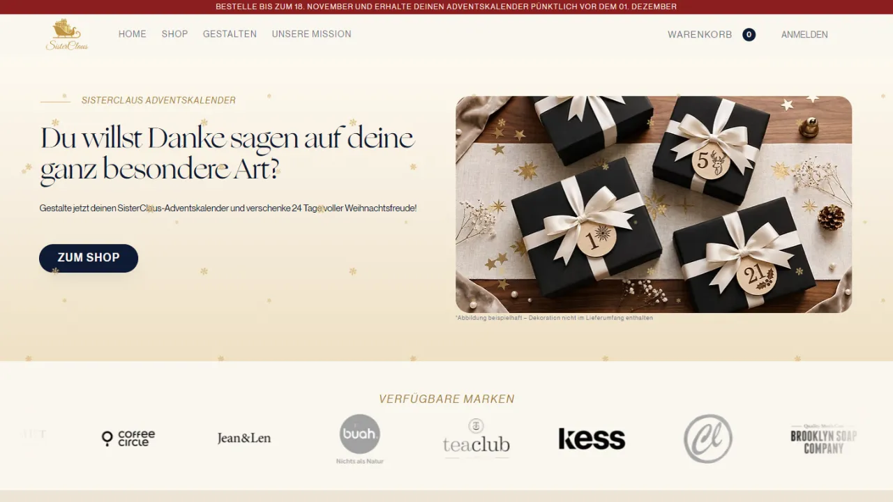 Startseite von SisterClaus: Adventskalender-Überschrift und „Zum Shop“-Button neben schwarzen Geschenkboxen mit cremefarbenen Schleifen und nummerierten Holzmünzen.