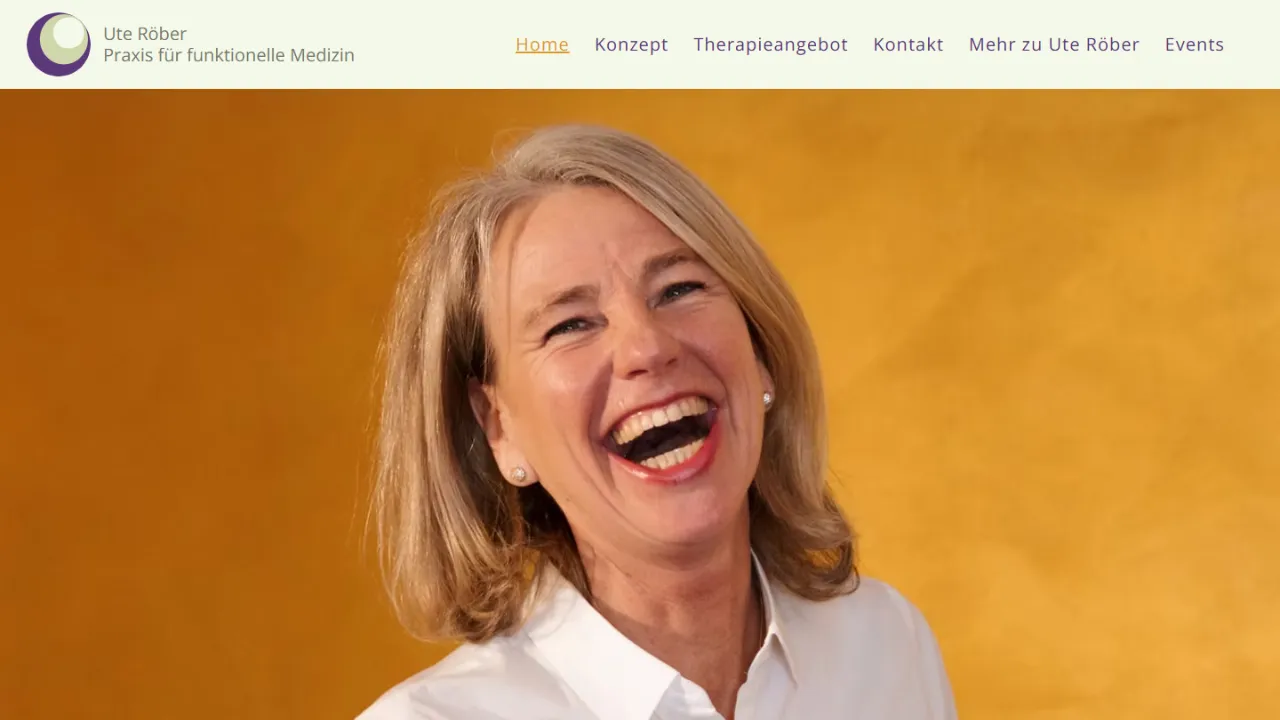 Startseite der Website von Ute Röber: Praxislogo und Navigation über einem großen Porträtfoto vor warmem orangefarbenem Hintergrund.